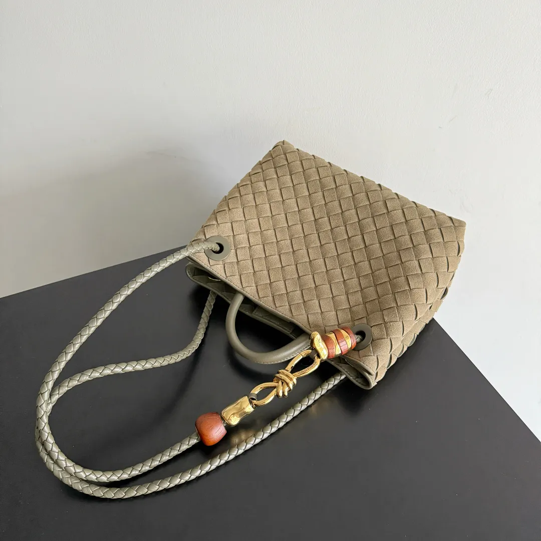 The new Andiamo batch of 3060 BV is shipped‼ ️The classic intercciato weaving process is used to create a soft bag, the metal knot is made of micro-cast aluminum using jewelry technology🪢, and the decorative beads are made of metal and hand-polished oak, allowing you to jump repeatedly between elegance and fun💃, making it unpredictable. Classic and versatile, it shows off your temperament, and the bag has a large capacity, making it very convenient for daily commuting! It has a variety of carrying methods, the shoulder straps can be adjusted by yourself, the original lambskin feels soft and delicate, and the unisex style breaks gender boundaries and brings a more practical and long-lasting use experience. The Andiamo, which has both elegant and casual styles, perfectly interprets the "fashionable old money style". Style number: 743568+wood hardware Color: suede cypress green Size: 25*22*10.5cm